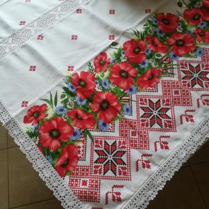 Fata de masa cu maci si dantela