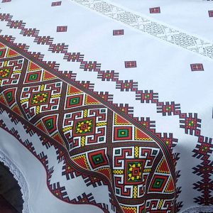 Fata de masa model geometric, cu dantela